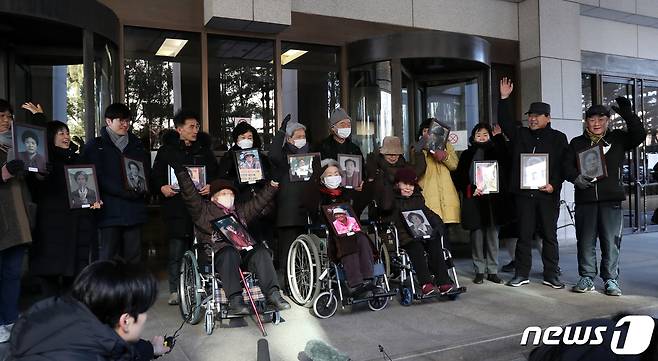 25일 오전 서울 서초구 대법원에서 열린 피해자 5명이 일본의 군수업체 후지코시를 상대로 낸 손해배상청구 소송 선고를 마치고 일본 강제징용 피해자 및 유족들이 만세를 부르고 있다. 2024.1.25/뉴스1 ⓒ News1 이승배 기자