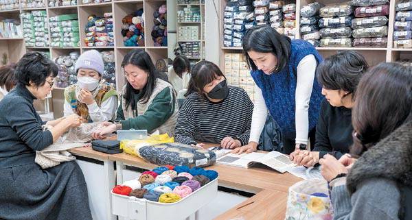 지난 9일 부산 동구 니트 아뜨리에에서 수강생들이 뜨개질 수업을 듣고 있다. 이원준 기자