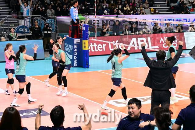 흥국생명을 잡은 GS칼텍스가 환호하고 있다 / 한국배구연맹.