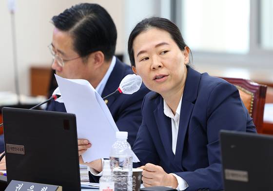 질의하는 권은희 의원 (서울=연합뉴스) 김도훈 기자 = 13일 오후 국회에서 열린 동북아역사재단, 한국학중앙연구원, 한국연구재단 등에 대한 국회 교육위원회의 국정감사에서 국민의힘 권은희 의원이 질의하고 있다. 2023.10.13 superdoo82@yna.co.kr (끝) 〈저작권자(c) 연합뉴스, 무단 전재-재배포 금지〉