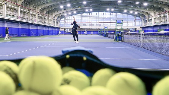 강원도 양구군 양구읍 하리 양구테니스파크에서 전지훈련을 온 테니스 선수들이 구슬땀을 흘리고 있다. [사진 양구군]