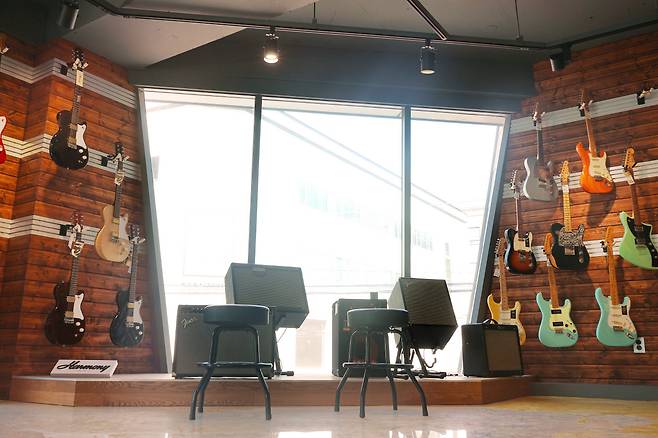 An instrument testing area at the Guitarnet Showroom in Gangnam-gu, southern Seoul (Guitarnet Showroom)