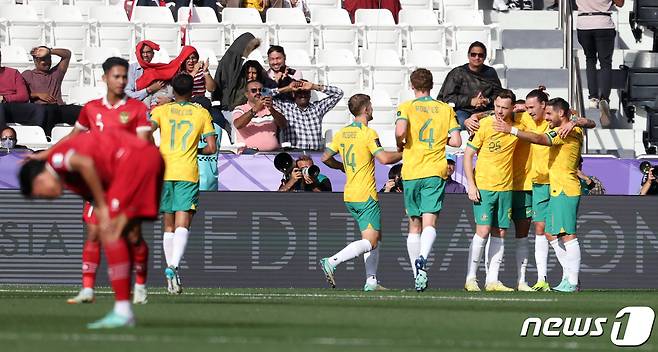 호주 선수들이 28일(현지시간) 카타르 도하 자심 빈 하마드 스타디움에서 열린 2023 아시아축구연맹(AFC) 카타르 아시안컵 16강전 인도네시아와 호주의 경기에서 인도네시아 바곳의 자책골로 앞서가자 기뻐하고 있다. 2024.1.28/뉴스1 ⓒ News1 김성진 기자