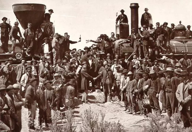 1869년 5월 10일 유타 주 프로몬토리 서밋에서 미국 동부와 서부를 잇는 대륙횡단철도 완공을 기념한사진. [사진=미국 국립공원관리청]
