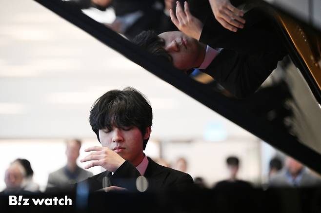 피아니스트 임윤찬이 29일 서울 중구 애플 명동에서 열린 클래식 음악 전용 애플리케이션 '애플 뮤직 클래시컬(Apple Music Classical)' 국내 출시 기자간담회에 참석해 축하연주를 하고 있다./사진=이명근 기자 qwe123@