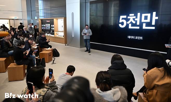 조너선 그루버 애플뮤직 클래시컬 총괄이 29일 서울 중구 애플 명동에서 열린 클래식 음악 전용 애플리케이션 '애플 뮤직 클래시컬(Apple Music Classical)' 국내 출시 기자간담회에 참석해 런칭 설명을 하고 있다./사진=이명근 기자 qwe123@