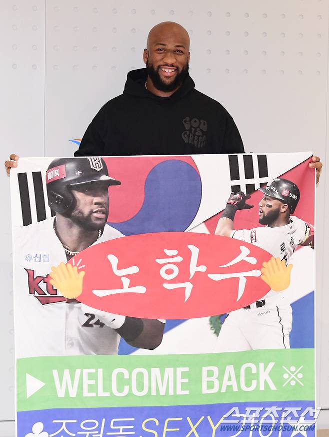 29일 인천공항 제2터미널을 통해 KT 위즈 외국인 타자 로하스가 입국했다. 입국장에서 포즈를 취하고 있는 로하스. 인천공항=송정헌 기자songs@sportschosun.com/2024.01.29/