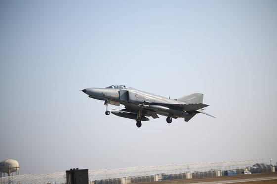 2014년 11월 맥스선더 연합훈련 때 공군의 F-4E가 이륙하고 있다. 디펜스타임스