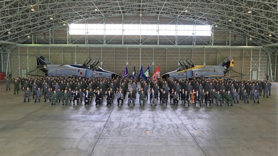 2020년 11월 27일 일본 이바라키(茨城)현 햐쿠리(百里) 공군기지에서 있었던 F-4EJ카이(改) 퇴역식. 이 기지의 301비행대는 F-4EJ 카이를 몰던 마지막 전투부대였다. 일본은 이듬해인 2021년 비행개발실험단에서 마지막 F-4가 퇴역했다. 일본 항공자위대