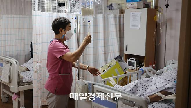 서울의 한 요양병원에서 요양보호사가 병실을 둘러보고 있다. 이승환 기자