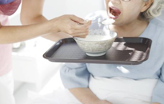 노년기에 음식을 씹고 삼키기 어렵다면 점도 높은 음식을 먹는 것이 좋다ㅣ출처: 클립아트코리아