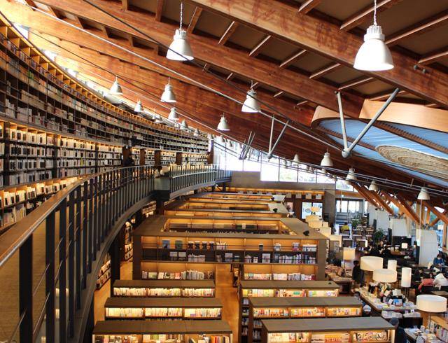 2013년 4월 문을 연 사가현 다케오 시립도서관은 스타필드 코엑스몰 별마당 도서관의 모델이 된 곳이다. 방문객이 연간 80만 명이 넘는 지역 명소다.