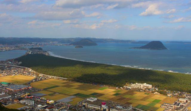 가가미야마 전망대에서 일본의 3대 송림 중 하나인 ‘니지노마쓰바라’를 바라보면 가슴이 뻥 뚫리는 시원함을 느낀다. 17세기 초 방풍림으로 조성한 길이 약 4.5㎞의 소나무 숲으로, 숲속으로 드라이브하며 감상할 수도 있다.