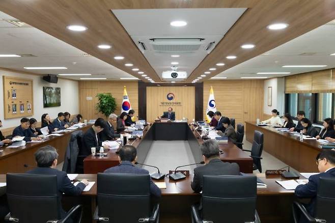 고학수 개인정보보호위원회 위원장이 지난 24일 오후 서울 종로구 정부서울청사에서 2024년 제2회 개인정보보호위원회 전체회의 개회를 알리며 의사봉을 두드리고 있다. 개인정보보호위원회