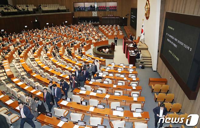 (서울=뉴스1) 임세영 기자 = 9일 오후 서울 여의도 국회 본회의장에서 열린 제411회 국회(임시회) 제4차 본회의에서 10.29 이태원 참사 진상규명과 재발 방지를 골자로 한 이태원 참사 특별법 수정안 표결을 앞두고 국민의힘 의원들이 본회의장을 나서고 있다. 국민의힘과 민주당은 쟁점인 특조위 구성을 놓고 이날까지 막판 협상을 벌였지만 합의는 끝내 불발됐다. 여당 의원들은 민주당 주도로 이태원참사특별법을 통과시키는 데 반발해 표결을 앞두고 퇴장했다. 2024.1.9/뉴스1 Copyright (C) 뉴스1. All rights reserved. 무단 전재 및 재배포, AI학습 이용 금지.