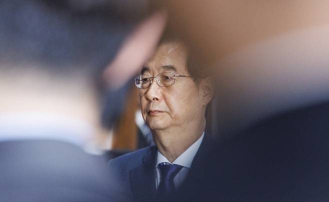 한덕수 국무총리가 30일 오전 서울 종로구 정부서울청사에서 열린 국무회의에 참석해 국기에 대한 경례를 하고 있다. 연합뉴스