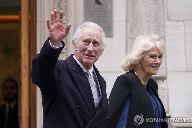 영국 찰스 3세 국왕, 전립선 비대증 수술 후 퇴원 (런던 AP=연합뉴스) 영국 찰스 3세 국왕이 전립선 비대증 수술을 받고 29일(현지시간) 오후 런던의 민간 병원 '런던 클리닉'에서 부인 커밀라 왕비와 함께 퇴원하고 있다. 2024.1.29 photo@yna.co.kr