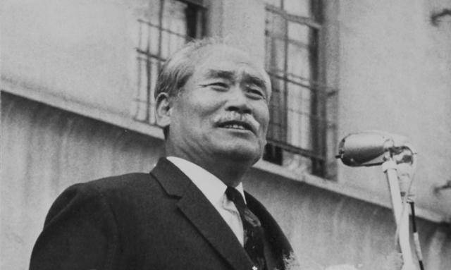 연설 중인 정치인 전진한. 길을 걷다 알아본 사람들이 질문하면 그 자리에서 시국토론을 벌였다 한다. 한국일보 자료사진