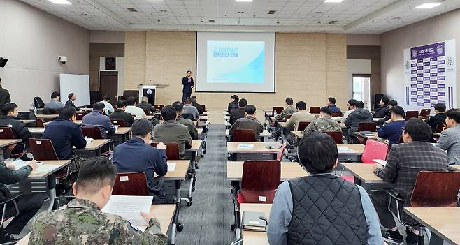 30일 용산 국방대 강당에서 군장병 대상으로 찾아가는 군경력 교육이 진행되고 있는 모습.(한국건설기술인협회 제공)