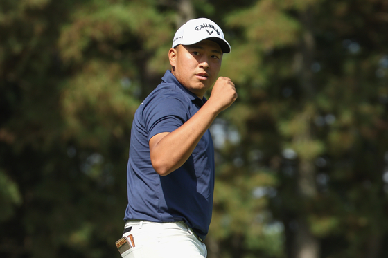 Kevin Yu of Taiwan acknowledges the gallery on the 17th green during the first round of ZOZO Championship at Accordia Golf Narashino Country Club on Oct. 19, 2023 in Inzai, Chiba, Japan. [GETTY IMAGES]