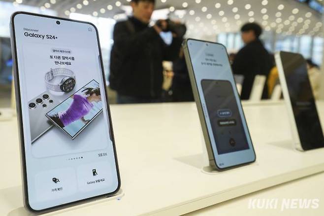 삼성전자의 첫 인공지능(AI) 폰 갤럭시 S24시리즈가 서울 마포구 삼성스토어 홍대점에 갤럭시 S24시리즈가 전시되어 있다. 갤럭시 S24 시리즈는 '갤럭시 S24 울트라', '갤럭시 S24(플러스)', '갤럭시 S24' 총 3개 모델로 출시 된다. 사진=임형택 기자