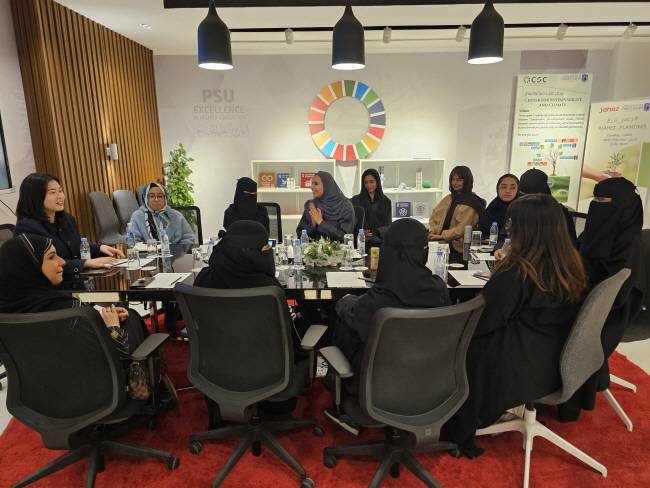 히잡 두르고 ‘화기애애’ 사우디아라비아 청년 여성들이 지난 1월 16일(현지시간) 리야드 프린스술탄대에서 한국어 교육기관 ‘리야드 세종학당’이 주최한 교류 간담회에서 한국 문화와 한국어를 주제로 토론하고 있다.