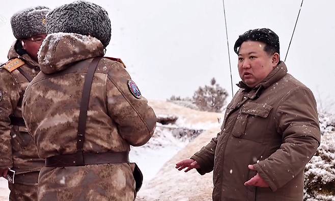 김정은 북한 국무위원장이 지난 1월 28일 신형 잠수함발사전략순항미사일(SLCM) 불화살-3-31형 시험발사를 지도하면서 간부들에게 지시를 하고 있다. 조선중앙TV·뉴시스