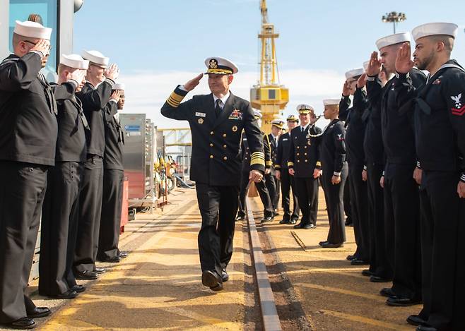 양용모 해군참모총장이 지난 2일(현지시간) 미국 전략핵잠수함 알래스카함(SSBN-732) 승조원들의 경례를 받으며 승함하고 있다. / 사진=해군