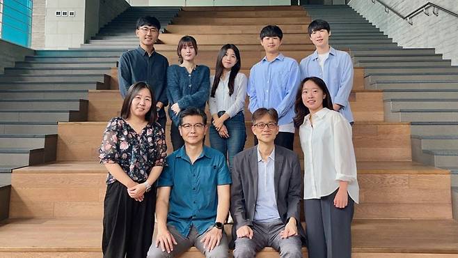 신물질 '크리스털라이트'로 전고체 전지 개발에 도전하는 연구자들. 앞줄 왼쪽에서 세번째가 이호춘 창업자. /솔리텍 제공