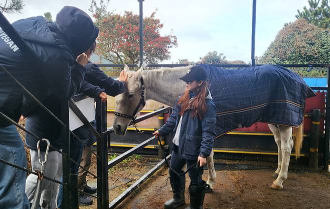 늘봄은 4일 저녁 제주에서 경남 사천 삼천포항까지 배로 이동한 뒤 5일 낮 미국행 비행기에 올랐다. 활동가들이 늘봄과 인사를 나누고 있다. 단체 제공