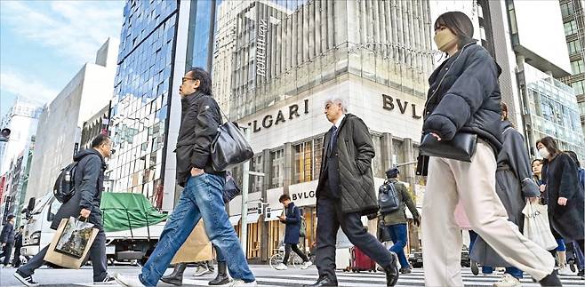 일본의 작년 소비자물가지수가 3.1% 오르며 41년만에 최고치를 기록했다. 기나긴 침체 터널을 통과할 수 있을지 관심이 모아진다. /AFP연합뉴스