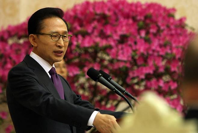 이명박 대통령이 2010년 청와대에서 열린 만찬에서 환영사를 하고 있다. 사진=연합뉴스