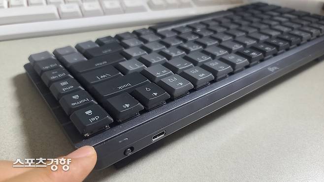 MX 메카니컬 키보드 상면부. 탄탄한 소재로 제작됐고, USB-C타입 충전포트를 확인할 수 있다. 사진 | 손재철기자