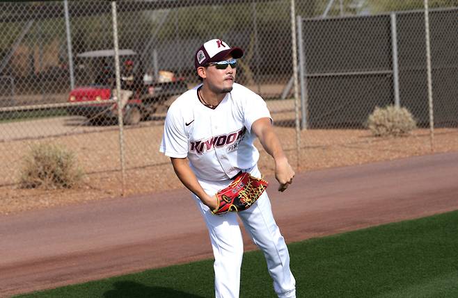 이용규가 2일(한국시간) 미국 애리조나주 스코츠데일 솔트리버 필즈 앳 토킹스틱에서 진행 중인 키움 히어로즈의 스프링캠프에서 캐치볼을 하는 모습. 사진=키움 히어로즈