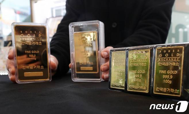 (서울=뉴스1) 이승배 기자 = 금융시장 불안으로 대표적 안전자산인 금 가격이 치솟고 있다. 지난 21일 한국거래소(KRX)에 따르면 금 시장에서 1㎏짜리 금 현물의 1g당 가격은 전날 0.50% 오른 8만7,740원에 마감해 종가 기준 역대 최고치를 경신했다. 22일 서울 종로구 한국 금거래소에서 직원이 골드바를 정리하고 있다. 2024.1.22/뉴스1 Copyright (C) 뉴스1. All rights reserved. 무단 전재 및 재배포, AI학습 이용 금지.