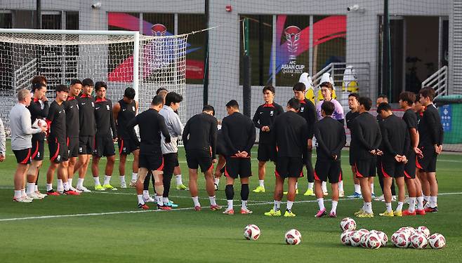 2023 아시아축구연맹(AFC) 아시안컵 4강전 한국과 요르단의 경기를 하루 앞둔 5일(현지시간) 카타르 도하 알에글라 훈련센터에서 대표팀 위르겐 클린스만 감독과 선수들이 훈련 전 미팅을 하고 있다. 연합뉴스