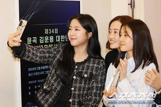 윤곡상을 수상한 수영 꿈나무 이윤지와 어머니가 '대상 수상자' 신유빈과 함께 셀카를 찍는 모습. 사진제공=월간탁구 안성호 기자