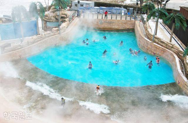 온천수를 이용하는 파라다이스스파 도고의 파도풀장에 따뜻한 김이 풀풀 날리고 있다.