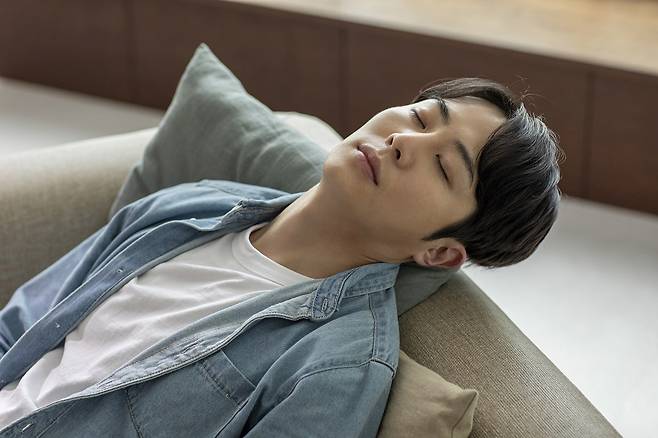 밥 먹은 후 피로감을 참지 못하고 자면 위산 역류 현상이 심해져 위식도역류질환을 불러올 수 있다./사진=클립아트코리아