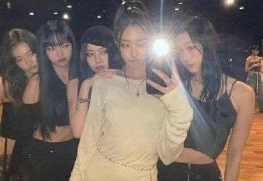 더블랙레이블 연습생으로 추측되고 있는 사진. 앞줄 맨 오른쪽 인물이 신세계 이명희 회장의 외손녀로 알려진 문모씨. 사진 온라인 커뮤니티 캡처