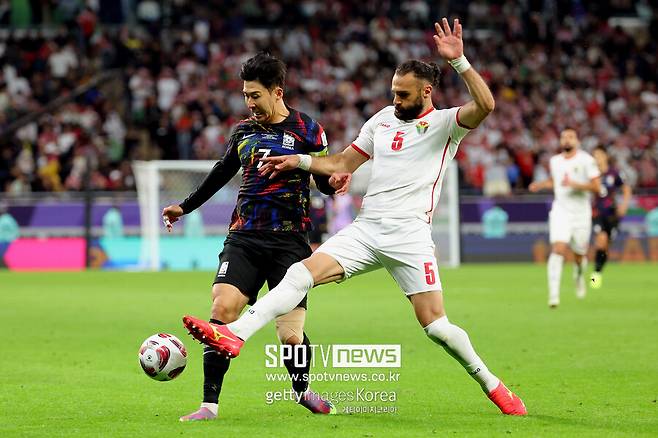 ▲ 위르겐 클린스만 감독이 이끄는 한국 축구대표팀은 7일 오전 0시(한국시간) 카타르 알 라이얀의 아흐메드 빈 알리 스타디움에서 열린 아시아축구연맹(AFC) 2023 아시안컵 4강에서 요르단에 0-2로 무릎을 꿇었다. 후반 8분 요르단 야잔 알 나이마트에게 내준 선제골을 극복하지 못했다.