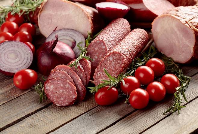 가공육을 먹을 땐 생으로 먹는 것보단 물로 데치거나 씻는 게 좋다. /사진=게티이미지뱅크