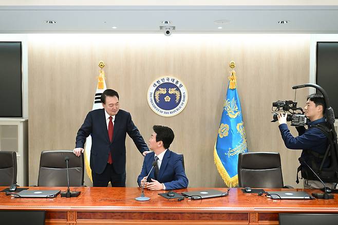 윤석열 대통령이 지난 2월4일 서울 용산 대통령실 청사에서 가진 KBS '특별대담 대통령실을 가다' 녹화를 마친 뒤 국무회의실 대통령 좌석에 앉은 박장범 KBS 앵커와 담소를 나누고 있다. ⓒ대통령실 제공