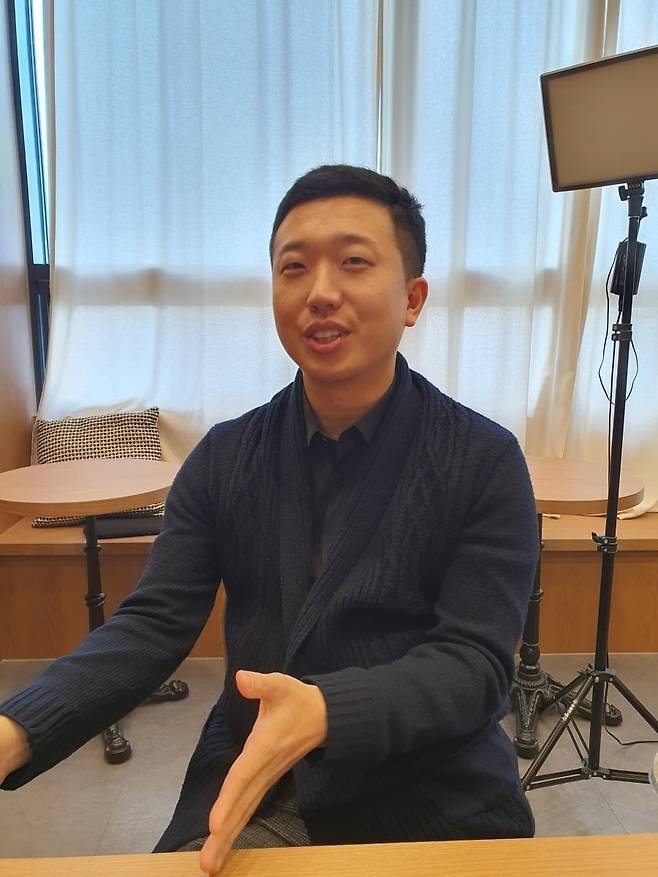 87만 유튜버 전인구 씨(애덤스미스 대표)가 한국경제신문과 인터뷰하고 있다. 윤현주 기자