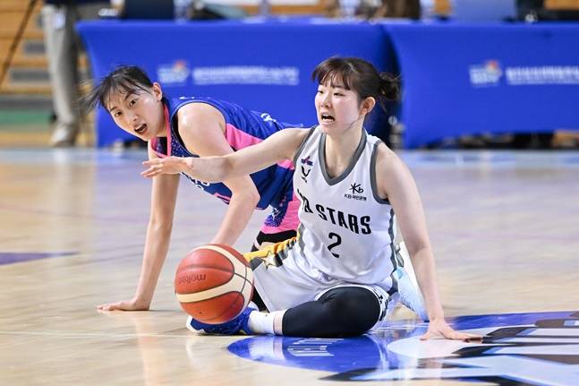 이주연(왼쪽)이 경기 중 볼 경합을 펼치고 있다. /사진=WKBL