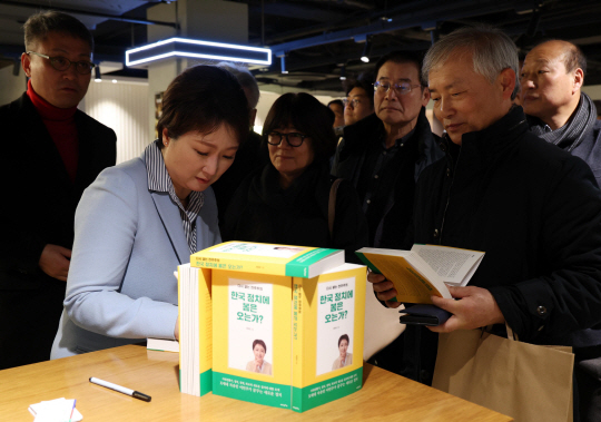 이언주 전 국민의힘 의원이 지난달 10일 서울 영등포구 여의동 한 카페에서 열린 출판기념회에서 지지자들에게 사인을 해주고 있다. 뉴시스