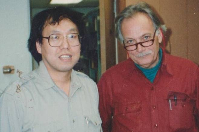 뼈를 통해서 삶과 죽음의 진실을 추적해온 인류학자 박선주 교수(왼쪽).