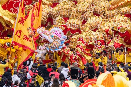 중국 춘절을 기념하며 지난 10일 마카오에서 용을 소재로공연을 하고 있다. 이날 공연에는 238m에 이르는 춤추는 용이 사용됐다. 신화=연합뉴스