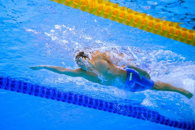 올림픽 금메달을 향해 김우민이 12일 카타르 도하의 어스파이어돔에서 열린 2024 세계수영선수권 남자 자유형 400m에서 역영하고 있다. 도하 | AFP연합뉴스