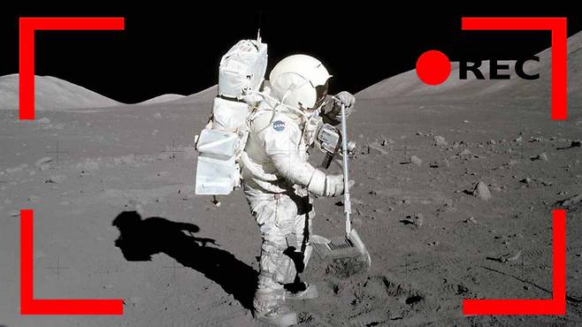 1972년 아폴로 17호 우주비행사 해리슨 슈미트가 갈퀴를 들고 월면에서 작업을 하고 있다. 다리에 달 먼지가 잔뜩 붙어 있다. 미국 항공우주국(NASA) 제공